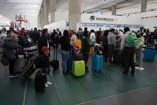Caos en aeropuertos mexicanos por un contagio masivo de Covid en las tripulaciones