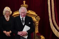 Carlos III fue proclamado rey en una ceremonia que respetó 300 años de tradición y tuvo un gesto moderno