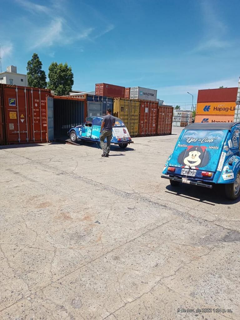 El embarque de los vehículos en Buenos Aires.