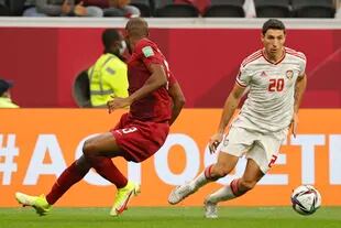 El delantero argentino de la selección de Emiratos Árabes Unidos Sebastián Tagliabúe  jugando ante Qatar durante los cuartos de final de la Copa Árabe