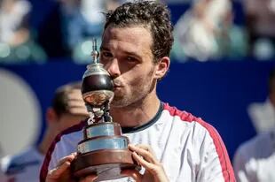 Marco Cechinato, campeón del torneo, y un símbolo argentino: el mate
