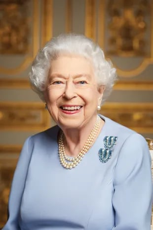 La última foto oficial elegida por la misma Isabel II: un retrato en Windsor realizado con motivo de su Jubileo de Platino. En la misma luce el broche con aguamarinas de Boucheron que le regalaron sus padres al cumplir 18 años. 