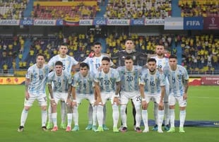Los jugadores de Argentina posan para una foto de equipo antes del partido de fútbol de clasificación sudamericano para la Copa Mundial de la FIFA Qatar 2022 entre Colombia y Argentina en el Estadio Metropolitano Roberto Meléndez en Barranquilla, Colombia, el 8 de junio de 2021.