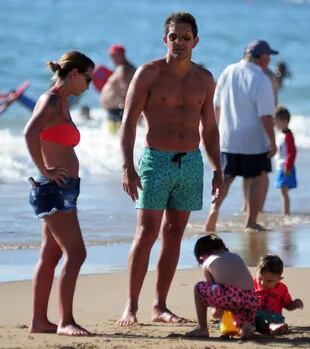 Amalia Granata, su pareja y su pequeño hijo juegan en la playa