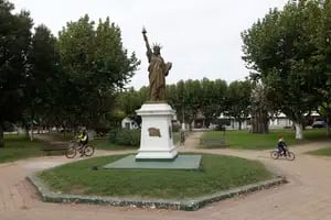 La curiosa historia del pueblo bonaerense que tiene una Estatua de la Libertad en su única plaza