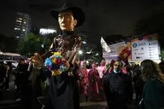 Largas filas para escuchar a los best sellers nacionales y un carnaval con muñecos gigantes