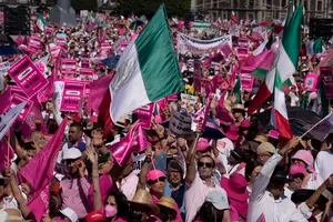 Masiva marcha contra una polémica reforma de López Obrador