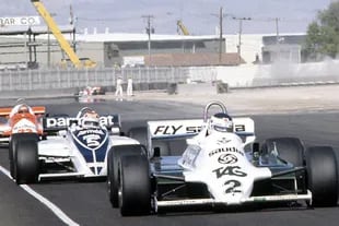 Carlos Reutemann (Willimas) aventaja a Nelson Piquet (Brabham), que se proclamó campeón en el Gran Premio de las Vegas de 1981; el próximo año, la carrera retornará al calendario de la Fórmula 1