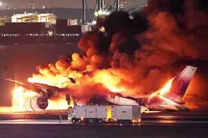 Cómo escaparon a tiempo los 367 pasajeros del avión que se convirtió en una bola de fuego en Japón