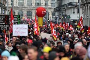 Huelgas y manifestaciones masivas en Francia en contra de una reforma clave de Macron