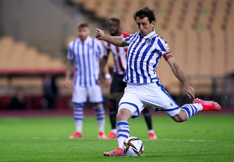 Mikel Oyarzábal patea el penal que le dará el título en la Copa del Rey 2020 a Real Sociedad, que venció 1-0 a Athletic de Bilbao.