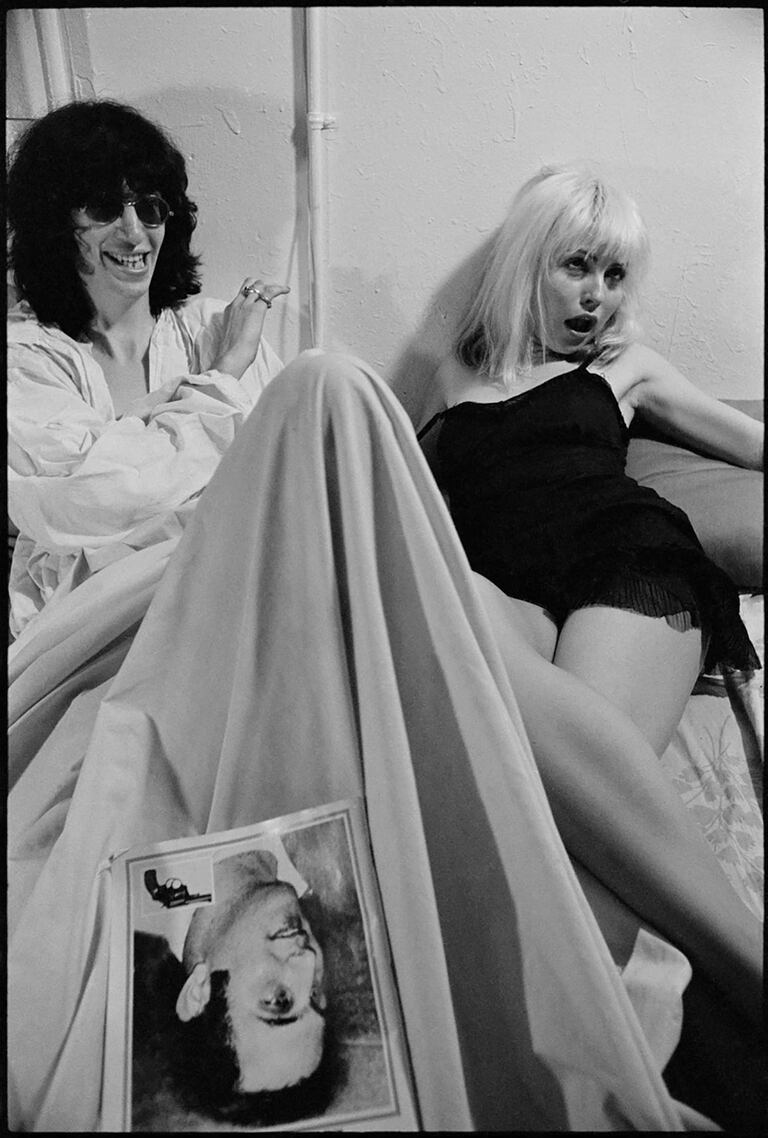 "Debbie con Joey Ramone, también para la revista “Punk”, pero en un cómic fotográfico llamado "Mutant Monster Beach Party”. Estas series las hicimos Roberta Bayley (autora de la icónica foto de la tapa del primer LP de Ramones) y yo, en nuestro departamento de la calle 17 en el verano de 1978"