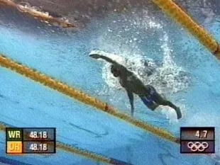 "Era raro ver las cámaras abajo del agua", confesó Moussambani, que por primera vez competía en una piscina de 50 metros