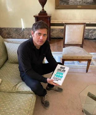 Axel Kicillof, con un libro de Íñigo Errejón, en una imagen de los últimos días