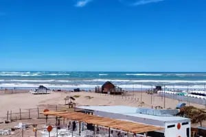 Construyen suites sobre la arena en la playa privada más grande de la Argentina