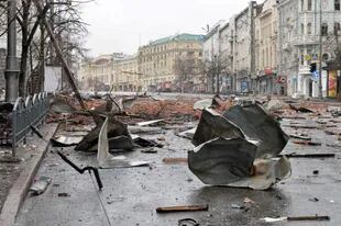 A picture shows damages after the shelling by Russian forces of Constitution Square in Kharkiv, Ukraine's second-biggest city, on March 2, 2022. - On the seventh day of fighting in Ukraine on March 2, Russia claims control of the southern port city of Kherson, street battles rage in Ukraine's second-biggest city Kharkiv, and Kyiv braces for a feared Russian assault. (Photo by Sergey BOBOK / AFP)