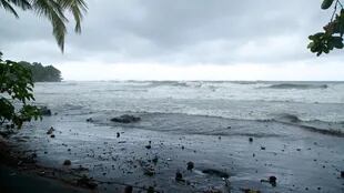 Las playas de la isla francesa de Guadalupe a la espera de la llegada del huracán