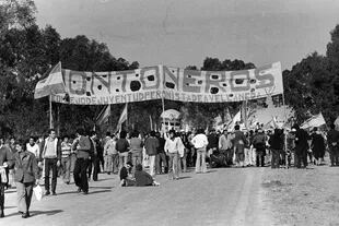 Una columna de los Montoneros marcha a Ezeiza el 20 de junio de 1973, para recibir a Juan Domingo Perón
