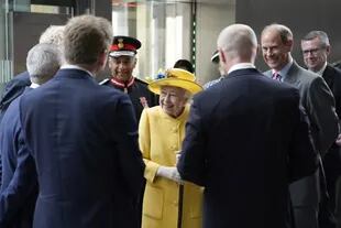 La reina Isabel II recorre la estación de Paddington para marcar la finalización del proyecto Crossrail de Londres, el 17 de mayo de 2022