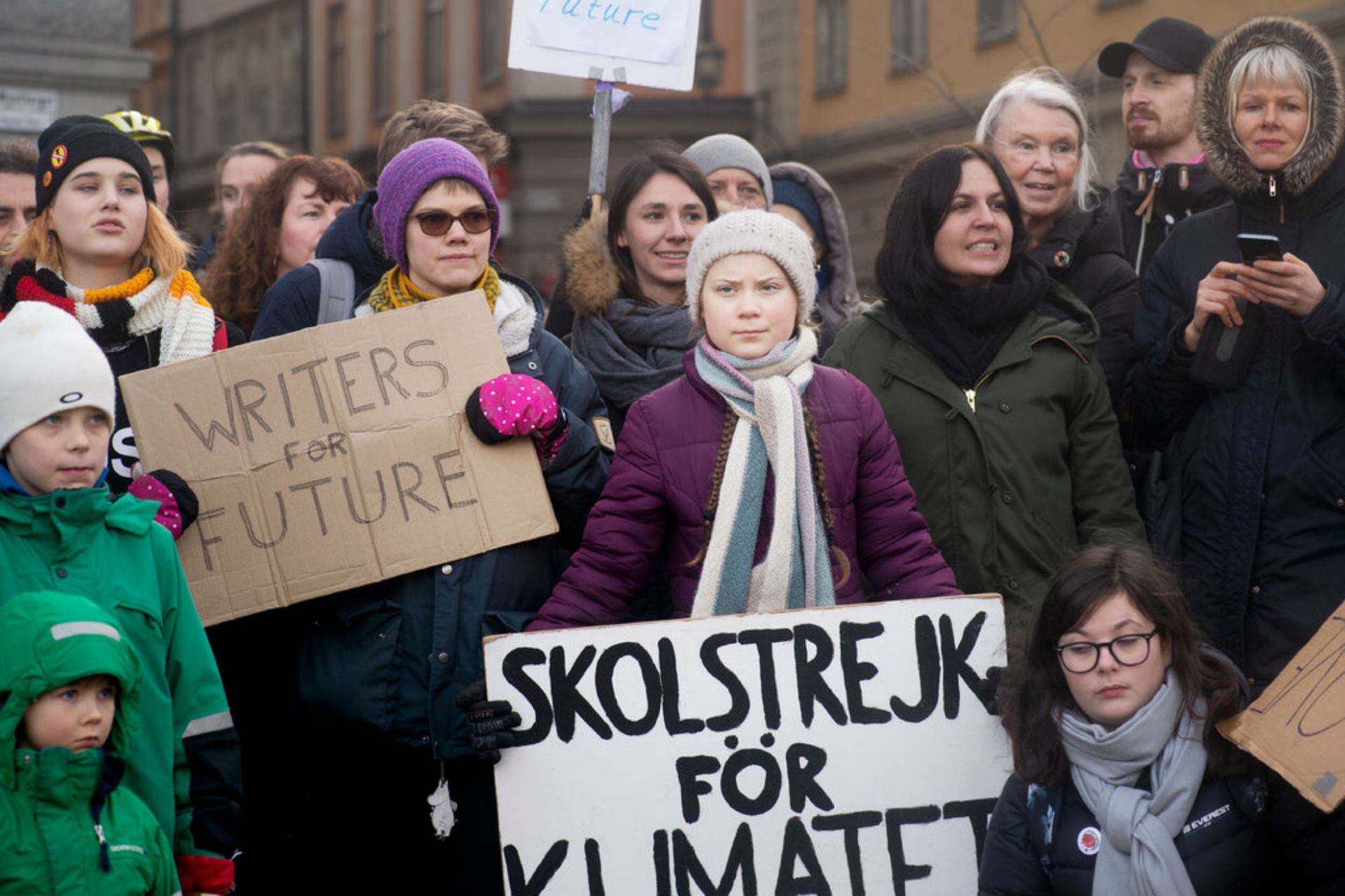 Greta Thunberg, en el centro, no asiste a la escuela los viernes para protestar a favor de una acción climática en el parlamento sueco en Estocolmo
