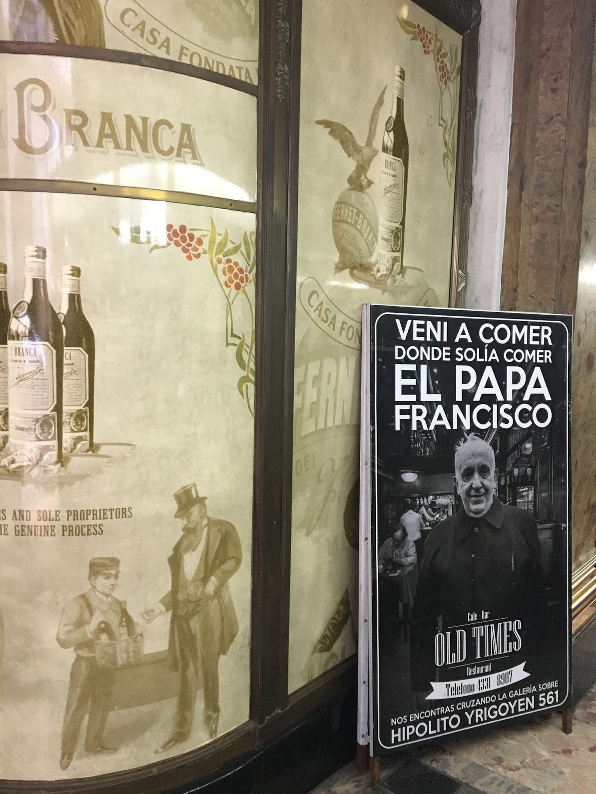 Una postal del ayer: cuando el bar y la peluquería se promocionaban como los sitios del Papa Francisco. Él ya no está en Buenos Aires, y los locales cerraron con la pandemia.