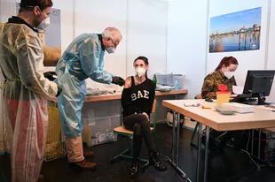 Una trabajadora de la salud recibe su primera dosis de la vacuna de  AstraZeneca contra el Covid-19 en un centro de vacunación en Rostock, Alemania, el 12 de febrero de 2021
