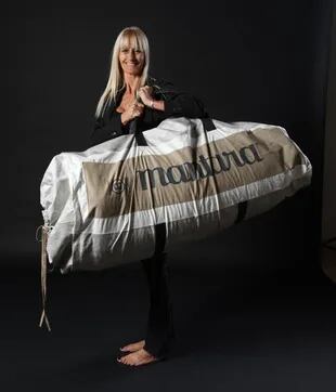 Las bolsas de tela en las que lleva las alfombras también encierran su propia historia de sustentabilidad 