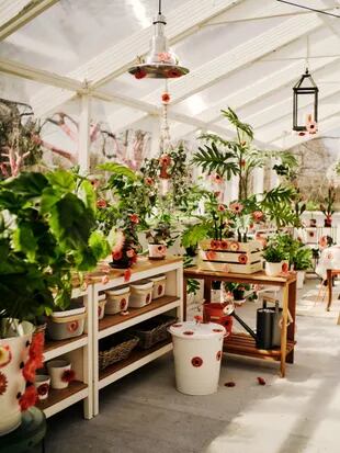 "Flower Obsession", una instalación en la que se le pide al visitante que pegue calcomanías en las paredes de un invernadero