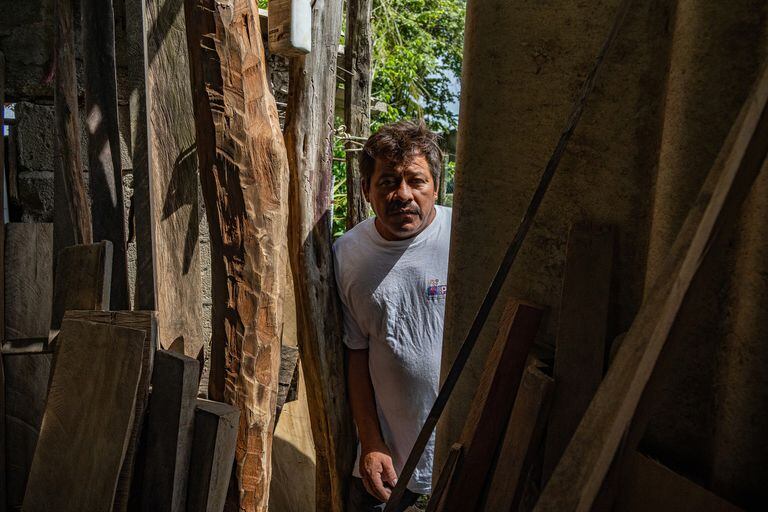 Pedro García Hernández, quien trabaja como carpintero en la casa que comparte con su esposa e hija, en Nacajuca, México.