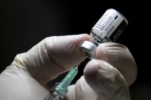 Según informó la cadena CNN, Pfizer Inc y Moderna Inc están probando sus vacunas contra el Covid-19 en la nueva cepa de propagación rápida del virus que surgió en Gran Bretaña