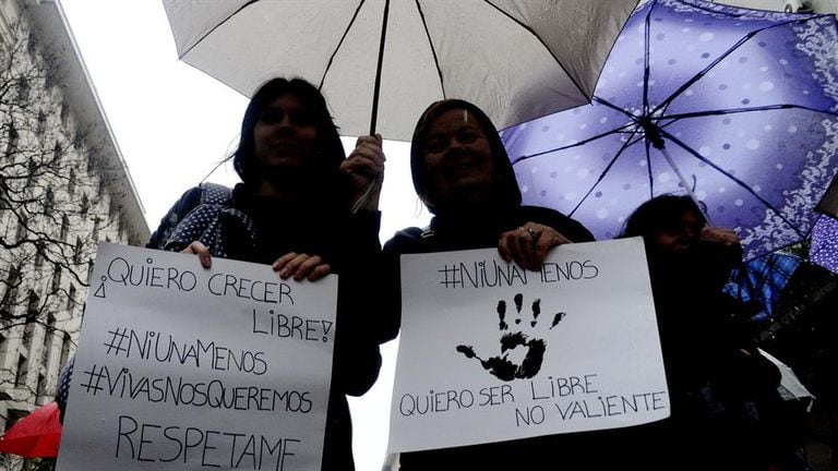 Dos mujeres en la marcha a Plaza de Mayo contra los femicidios que se realizó en octubre