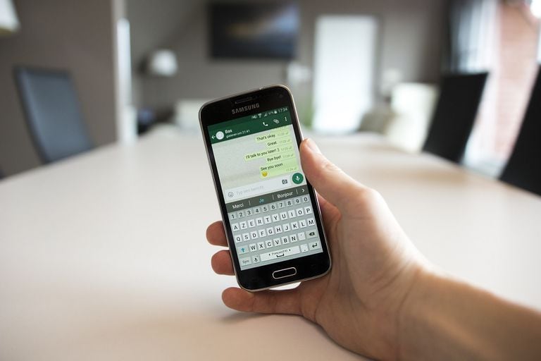 Chequear mensajes en WhatsApp sin aparecer "en línea" es posible gracias al truco del "modo invisible" del servicio