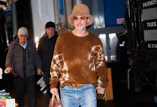 Brad Pitt es visto cuando llega al set de Wolves en la ciudad de Nueva York. El actor estadounidense llegó con un sombrero de pescador color canela combinado con un sueter teñido, jeans de mezclilla y zapatillas blancas