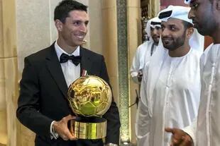Sebastián Tagliabúe recibiendo uno de los dos balones de oro que ganó como mejor jugador de la Liga del Golfo