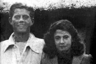 John Fitzgerald Kennedy con Stella Carcano en la estancia San Miguel, en Córdoba, durante su visita al país en 1941