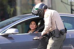 Los flashes captaron el momento en que Vanessa Hudgens recibía una multa por hablar por celular mientras conducía