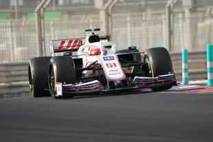 Pietro Fittipaldi en las pruebas de postemporada en el circuito de Yas Marina, donde se definió el campeonato 2021 de la Fórmula 1
