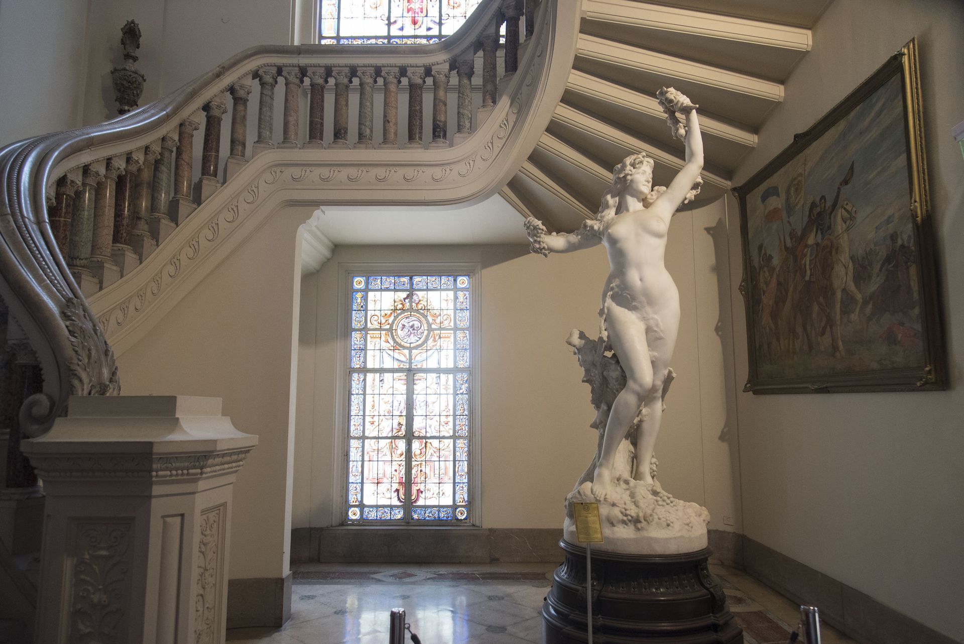 La Vendimia es una obra de arte realizada por un artista francés. La pieza recibe al visitante en el primer hall de ingreso, enmarcando una de las escaleras de mármol