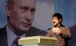 El líder checheno Ramzan Kadyrov, durante un discurso con la figura de Vladimir Putin de fondo