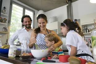 Mariana Bisso, que dicta talleres sobre cocina vegetariana, prepara la comida junto a su familia