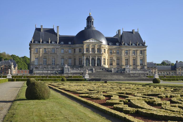 Una antigua teja del castillo de Vaux-le-Vicomte, a 50 km de París, cruzó el Atlántico y llegó a manos de la autora como muestra de los lazos inquebrantables construidos a distancia