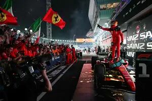 Sainz se quedó con el GP de Singapur en un final electrizante y le puso fin a la racha de Red Bull