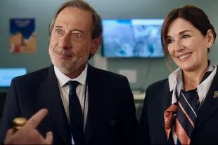 Guillermo Francella y Andrea Frigerio en una escena de La extorsión, donde también participan Pablo Rago, Mónica Villa, Guillermo Arengo y Carlos Portaluppi