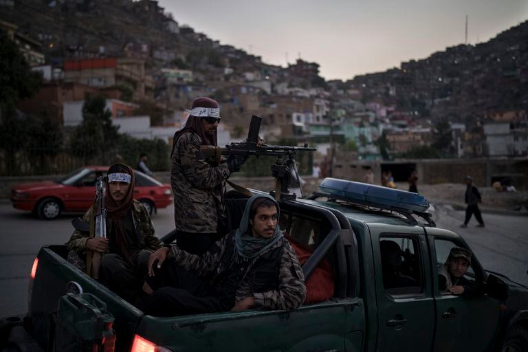 Combatientes talibanes, sentados en la parte de atrás de una camioneta, durante una parada en una colina en Kabul, Afganistán, el 19 de septiembre de 2021. (AP Foto/Felipe Dana)