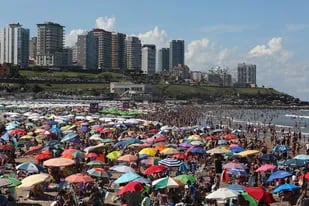 Volvió el sol después de varios días y los turistas llenaron las playas en Mar del Plata