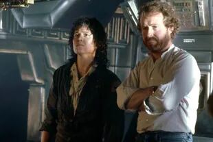 Weaver junto al director Ridley Scott en el rodaje
