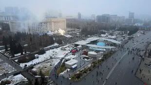 El humo se eleva de la alcaldía de la ciudad de Almaty, Kazajastán