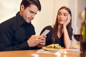 El desagradable hábito con el celular que fastidia a las parejas