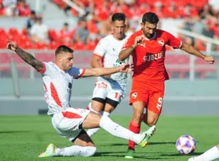 Cauteruccio, autor de los dos goles de Independiente, supera a un rival