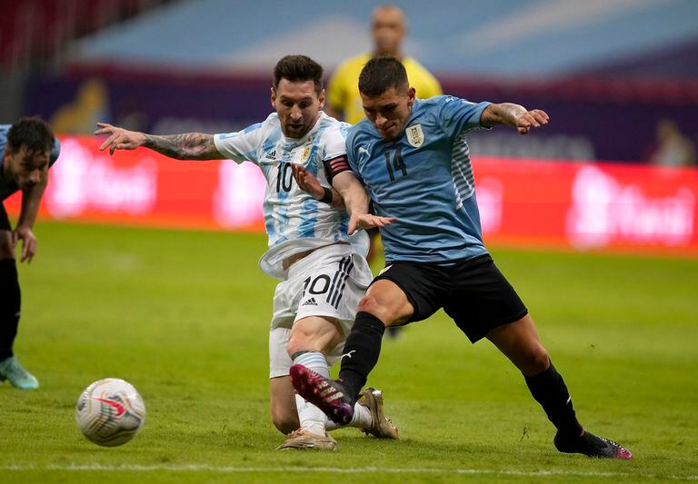 Lucas Torreira, otra de las voces en apoyo de Tabárez, lucha por la pelota con Messi en la última Copa América